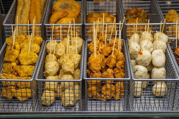 Auswahl an Hongkonger Fischbällchen und Nugget-Spießen — Stockfoto