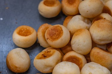 Hamur işlerinde siyah arkaplan üzerine mini ekmek yığını