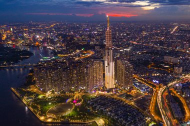 Saigon güzel şehir manzarası ve parlayan alacakaranlık gökyüzü