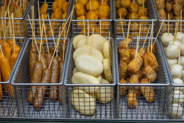 Lezzetli kızarmış Hong Kong balık köftesi ve sosis şişleri. 