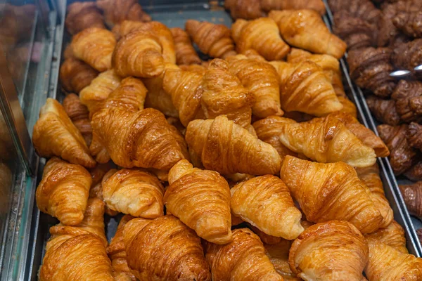 Montón de croissants de mantequilla para la venta en la pastelería — Foto de Stock