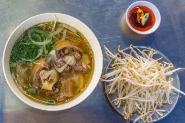 Vietnam yemeği - Sebzeli Pho biftekli şehriye