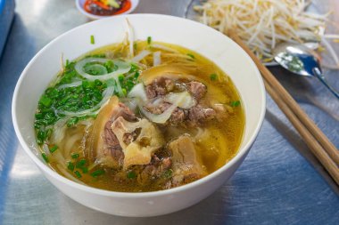 Lezzetli Vietnam yemekleri, Pho bifteği ve köfteli erişte. 