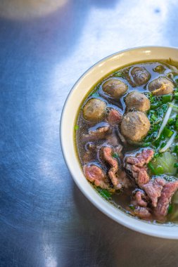 Vietnam popüler gastronomisi - Pho bifteği ve köfteli erişte çorbası