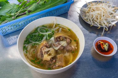 Vietnam geleneksel yemekleri - Pho biftekli şehriye çorbası