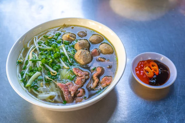 おいしいベトナムのフォーボウル-牛の肉麺スープ — ストック写真