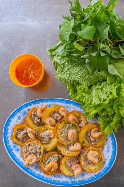 Piatto di frittella croccante di gamberetti fritti vietnamiti presso il venditore alimentare — Foto Stock