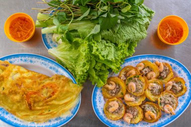 Vietnam usulü karides krepi ve sebzeli krep.