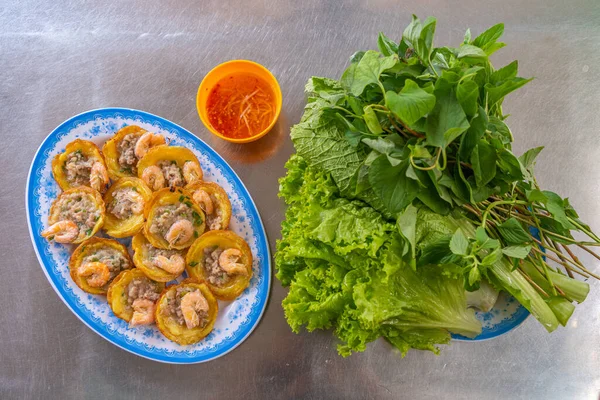 Delizioso cibo di strada vietnamita frittura frittelle di gamberetti, Banh khot — Foto Stock