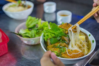Vietnam usulü kızarmış balık eriştesi ve sebzeli Bun Cha Ca. 