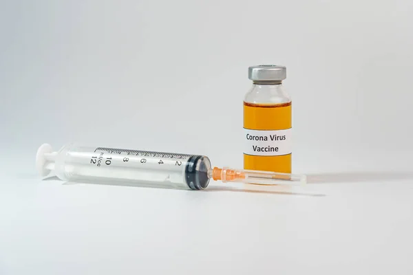 Coronavirus-Impfstoff zur SARS-CoV-2-Prävention mit Spritze — Stockfoto