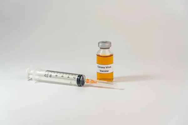Coronavirus-Impfflasche auf weißem Hintergrund für COVID-19 Pandemiekonzept — Stockfoto