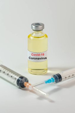 Coronavirus aşısının tıbbi şişedeki dikey fotoğrafı.