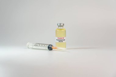 COVID-19 salgını için beyaz zemin üzerinde Coronavirus aşısı şişesi