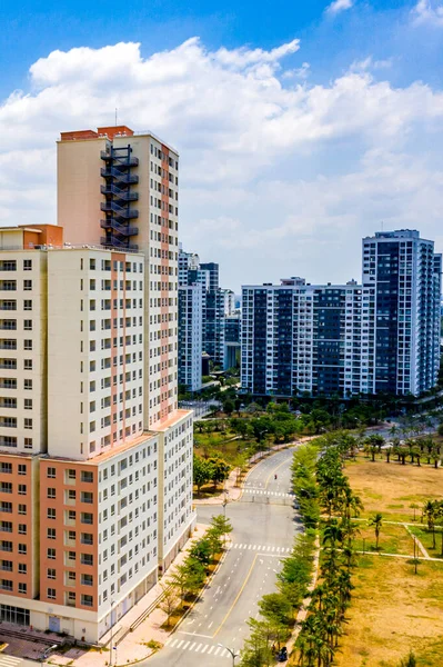 Lodret foto af boligblokke i Ho Chi Minh by - Stock-foto