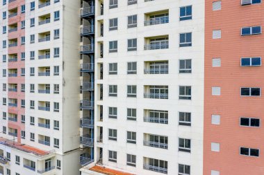 Pencereleri ve balkonları olan apartman cephesi