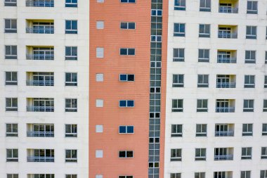 Pencereleri ve balkonları olan çok katlı bir apartman. 