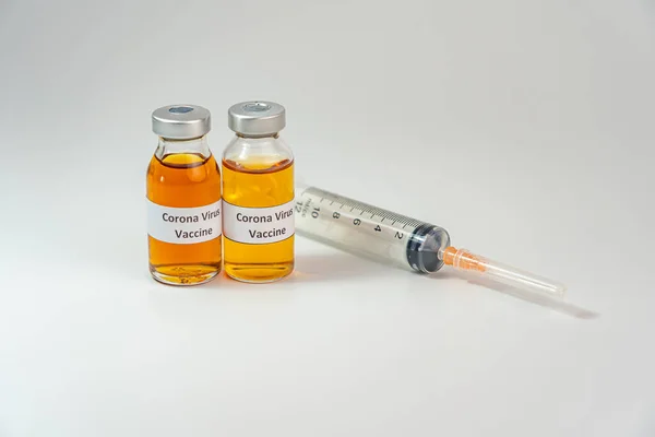 注射器注射白底大肠病毒疫苗瓶 — 图库照片