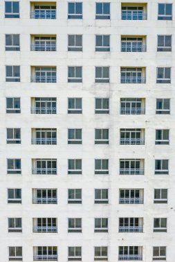 Eski apartmanın dış cephesinde duvarları boyalı.