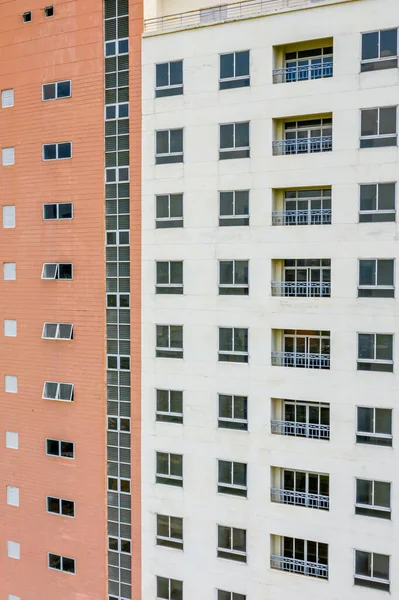 Внешний вид жилого дома с паяльной краской на стене — стоковое фото