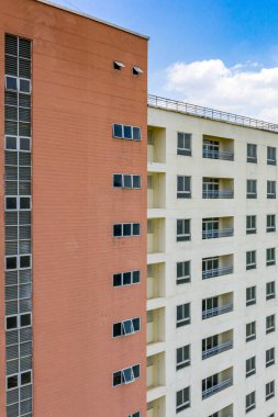 Pencere ve balkonlu apartmanın dikey fotoğrafı