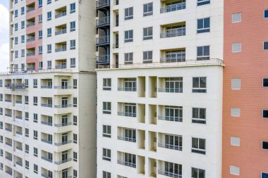 Balkonlu ve pencereli apartman cephesi