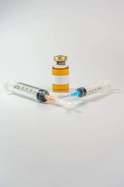 Vertikales Foto der Impfstoffflasche mit leerem Etikett auf weißem Hintergrund — Stockfoto