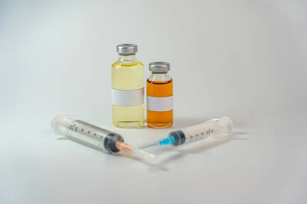 两个装有空白标签和注射器注射器的疫苗瓶 — 图库照片