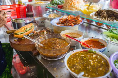 Ünlü Vietnam sandviçi. Banh Mi sokak yemekçisinde.