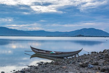 Kristal berrak su yüzeyinde tek uzun kuyruk teknesi