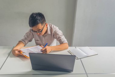 Ofiste mali belge raporlarını okuyan bir işadamı