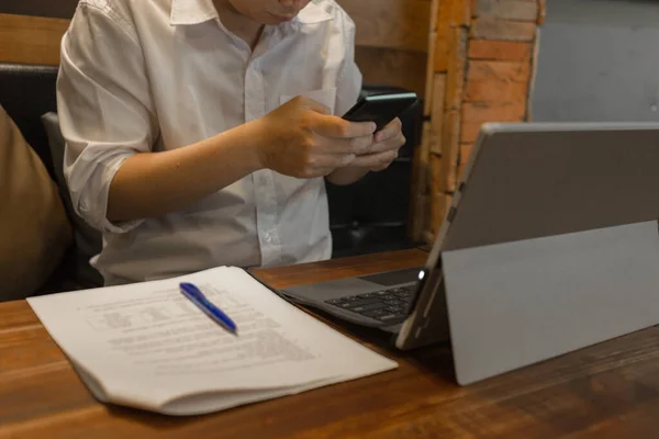 Estudiante asiático usando celular y portátil digital para estudiar — Foto de Stock