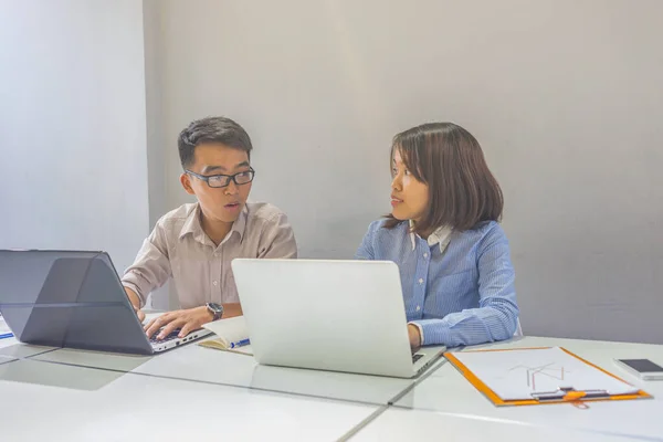 Gente de negocios discutiendo y usando laptop en el lugar de trabajo — Foto de Stock