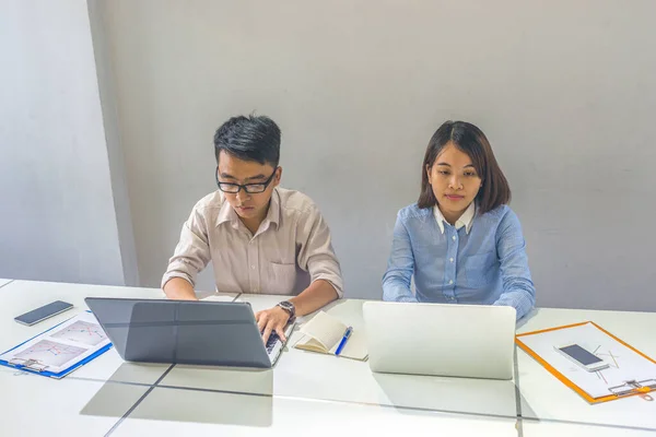 Dos empleados de oficina que trabajan en la oficina — Foto de Stock