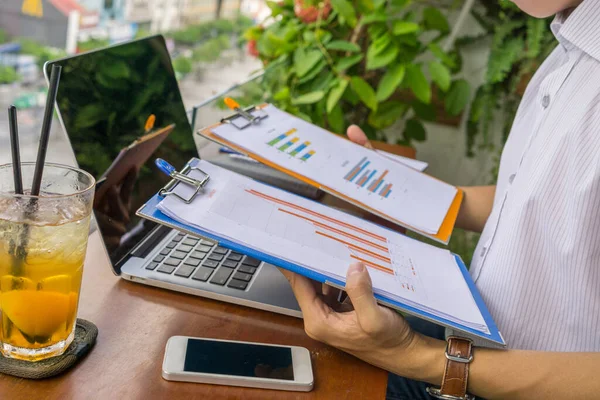 Vista lateral del informe de lectura de hombre de negocios en el espacio de trabajo al aire libre — Foto de Stock