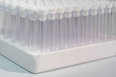 Laboratuvarda boş vakum venipunktur test tüpleri