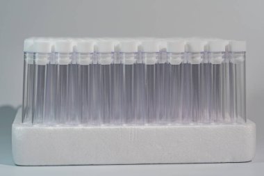 Beyaz arkaplanda boş kan testi tüpü