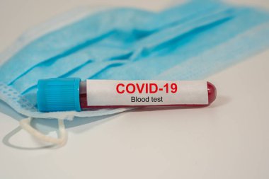 Tıbbi maske üzerinde Coronavirus veya Covid-19 kan testi örneği