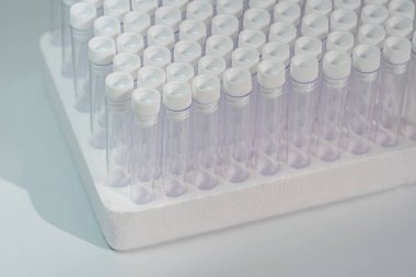 Hastanedeki boş vakum venipunktur test tüplerinin yakın plan fotoğrafı.