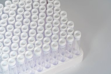 Beyaz arka planda tıbbi vakum venipunktur test tüpleri