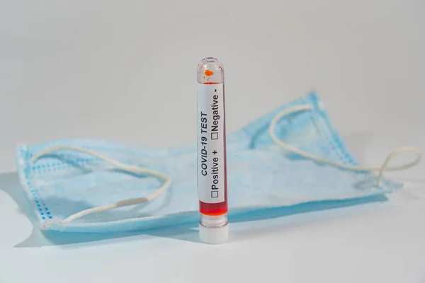 Covid-19 Blutprobe und medizinische Maske für Coronavirus-Konzept — Stockfoto