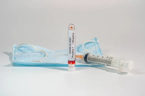 Blutprobe der COVID-19-Infektion im Vakuum-Venipunktionsröhrchen — Stockfoto