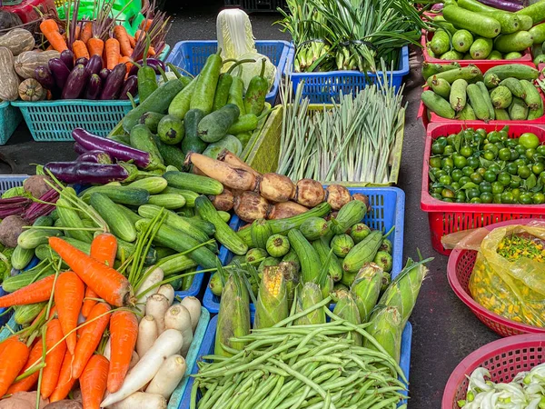 Свежие овощи для продажи на вьетнамском базаре — стоковое фото