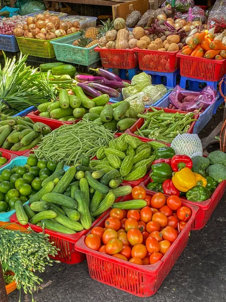 Ассорти овощей в красочных корзинах для продажи на открытом рынке — стоковое фото