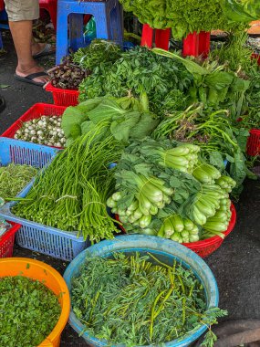Vietnam 'daki pazarda satılık çeşitli sebzeler.