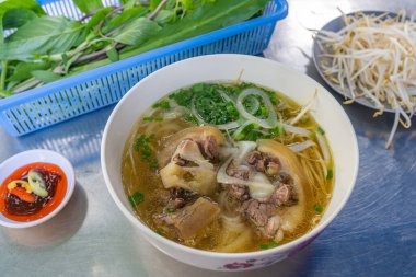 Yerel ünlü Vietnam mutfağı Pho biftekli şehriye