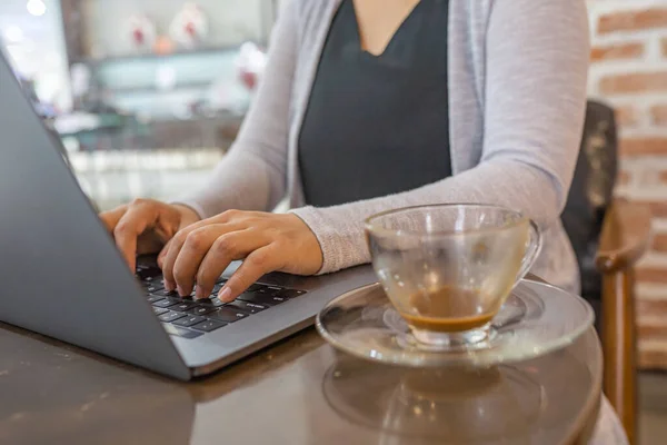 Mujer trabajando desde casa en la sala de estar — Foto de Stock