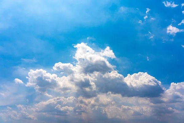Cumulus białe chmury na tle niebieskiego nieba ze światłem słonecznym — Zdjęcie stockowe