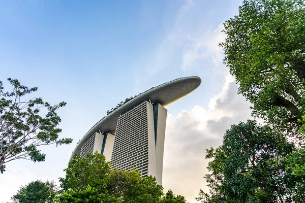 Vista de bajo ángulo del hermoso y moderno edificio en Singapur —  Fotos de Stock