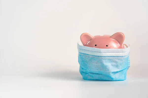 Piggybank носить медицинскую маску на белом фоне для пандемии концепции — стоковое фото